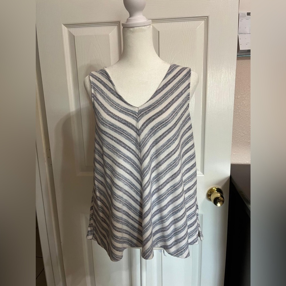 ❤️Gray and white striped tank top
